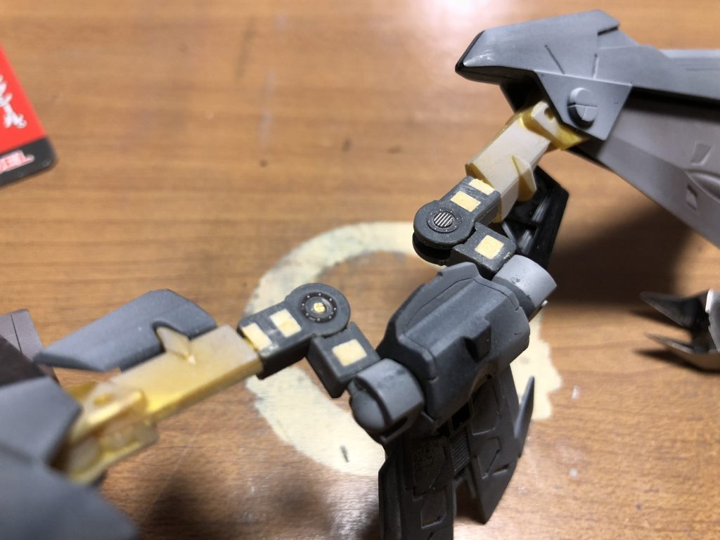 肉抜き部分はパテで埋めました。