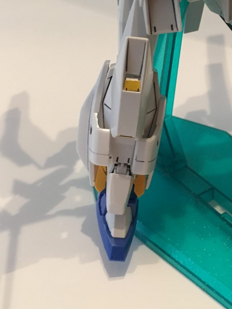 足はノーマルに旧キットのトールギスとオービタルのパーツを追加して大型化。