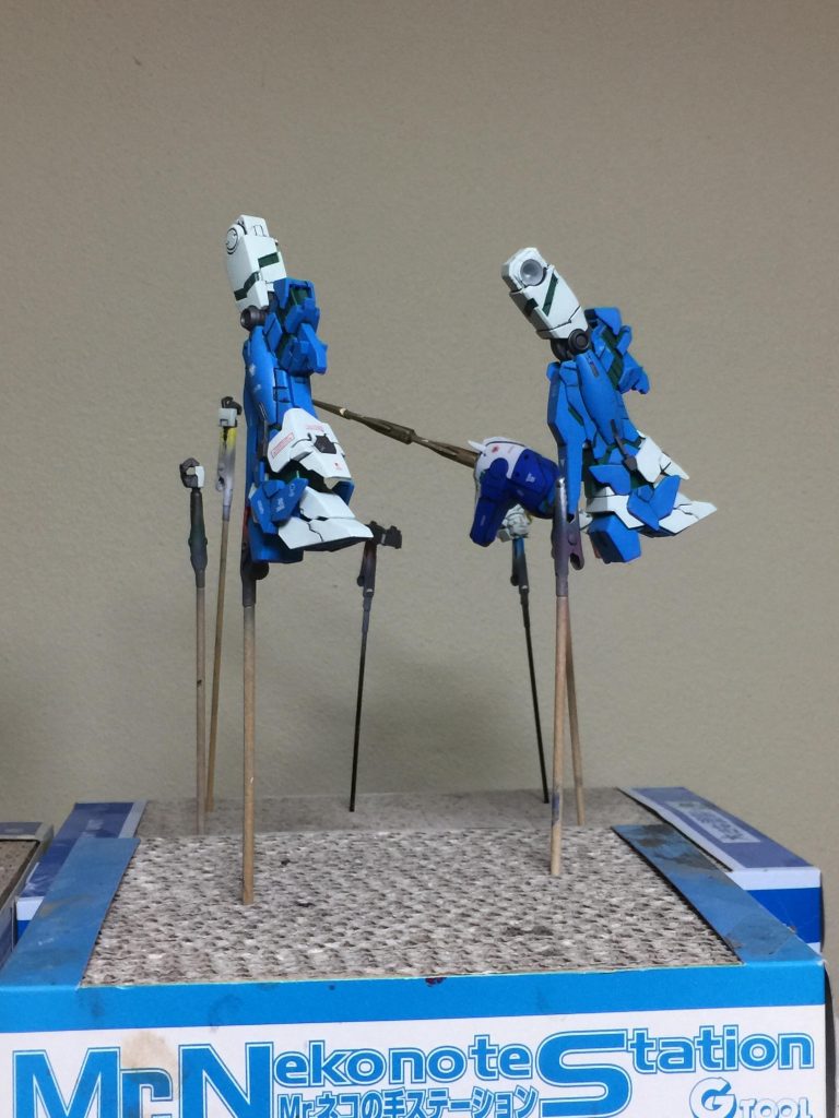 ユニコーンガンダムのつや消しトップコートを吹いた工程です。