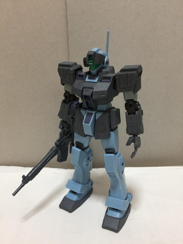 腕部がジムストライカーのものに交換されているジム・スナイパーll。グレーとライトブルーの2色が特徴でもある、GBNのカラスみたいな存在のキャラが扱う機体。