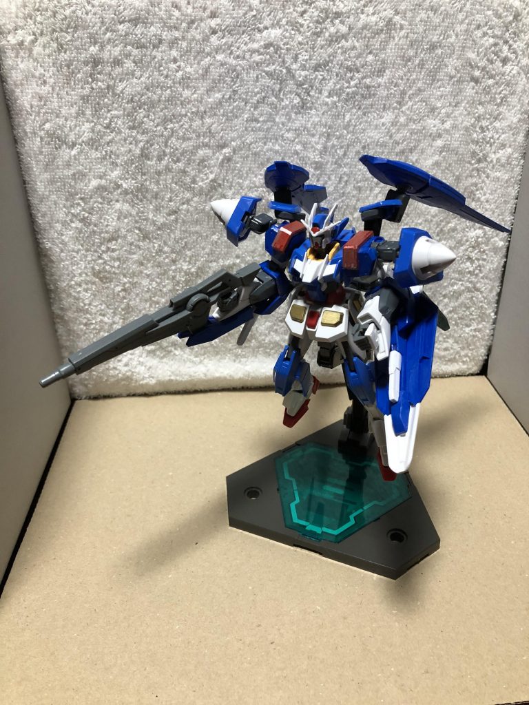 ハイスピード形態
放出されるGN粒子を制御して高速飛行を可能にした状態
盾を前に出せばGNフィールドの効果もあり攻撃を防ぎながらの高速接近も可能