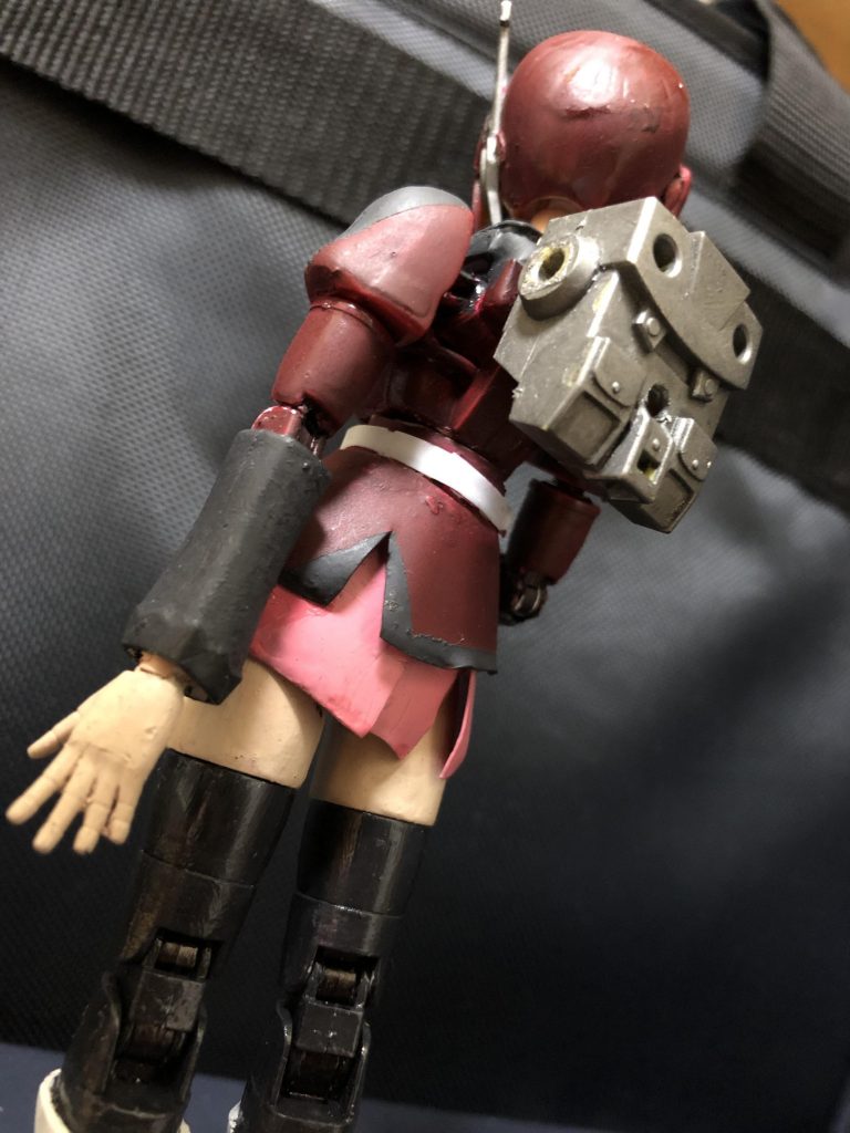 ozy「バックパックはそのまま、”すーぱーふみな“の物だが、そこにガナーザクウォーリアシルエットを装備する事が出来る。さらにアームを設置出来るので高い汎用性を持っている。」
アスラン「ところで、さっきからザクウォーリアとか言っているが、時系列はどうなっているんだ？」
ニコル「アスランってそういう事も気にするんだね。」
ozy「は？時系列かね？それならば、連合のガンダム強奪前だが。」
アスラン「えっ？いやそれはおかしい！俺達は4人しかいないじゃないか！」
ニコル「アスラン。」
アスラン「え？」
ニコル「いるよ、アスラン。」
アスラン「え？？」
ニコル「彼は台詞が無いだけなんだよ。」
アスラン「....。」
ルナマリア「ねえ！バックパックの説明はそれだけ？」