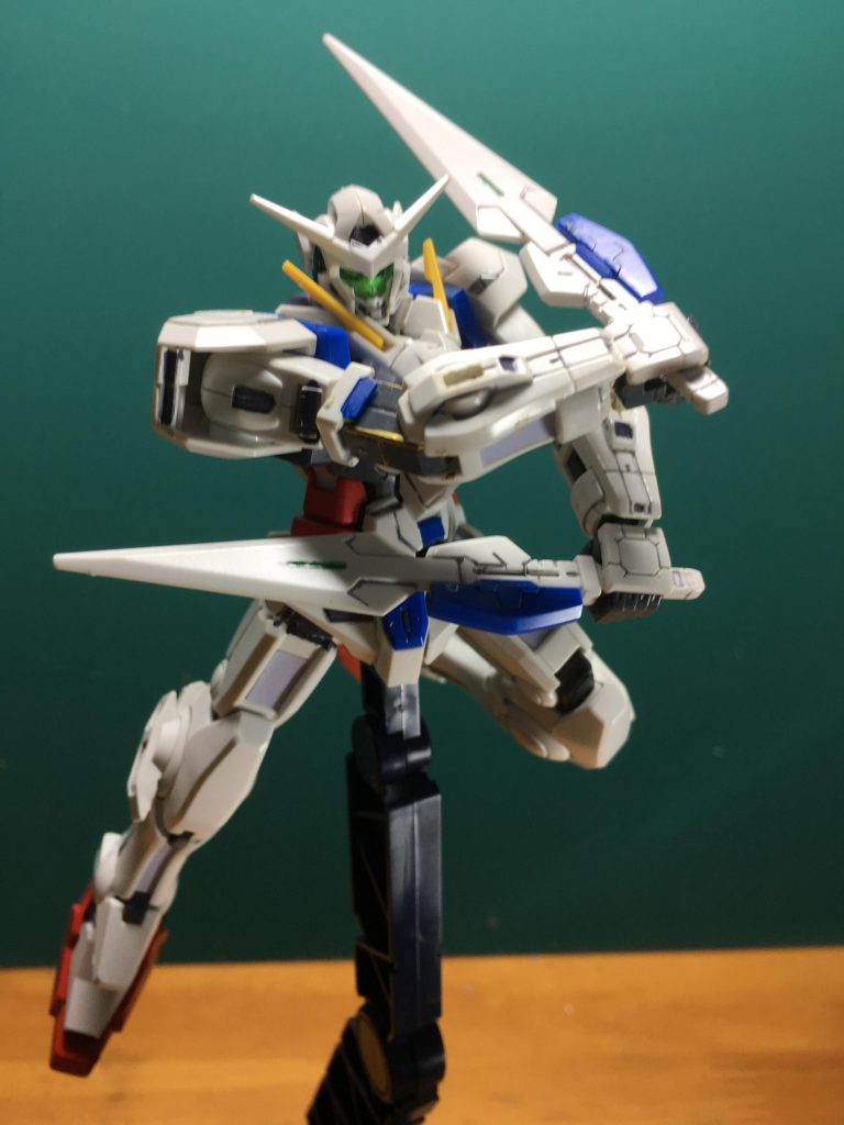 　Type-Fに加えてエクシアのパーツを換装し、オリジナルの改修仕様を作りました。フロントアーマー、フンドシ、クラビカルアンテナ、そしてエクシアのメット+センサーマスクでオリジナルのマスクヘッドを製作。ここら辺は特に難しい改造は無いので手軽に組み替えができます。