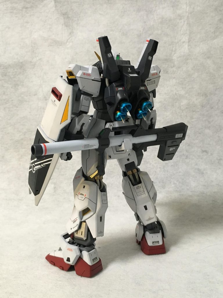 膝裏とバックパックのホースはスプリングに置き換えました。膝裏はくり抜くのがスーパーめんどかったけどメリハリがついたのでやって良かったです!
バーニアは塗装で焼け具合を表現して電子パーツで少しディテールアップしました。カッコイイのですが持ち直したりしてるとよく指に刺さって痛いです。