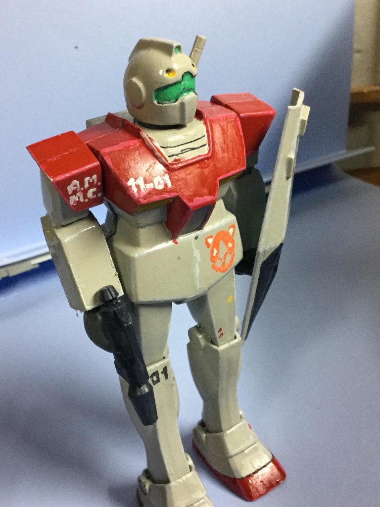 斜め前からその1。
肩のマーキングはユウの所属する機械化混成部隊(Autonomous Mechanized Mobile Corps)の意です。
腰のエンブレムはモルモット隊の通称にちなんでモルモットをイメージしたものです。