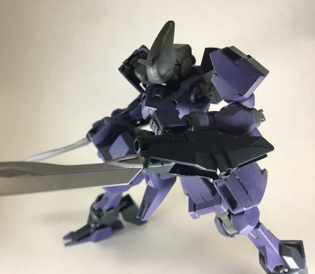 兵装は腕部ロケット砲とブレードトンファーの複合兵器のみ