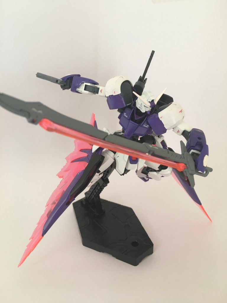 【光の翼展開状態】
機体エネルギーを両腰スラスターに集中し
最大出力時には「光の翼」が展開される。
ミラージュコロイドによる機体の残像が出現するほどのスピードを発揮できる。
ガンダムバエルに匹敵する機動性能を一時的に実現するが連続使用はできない。