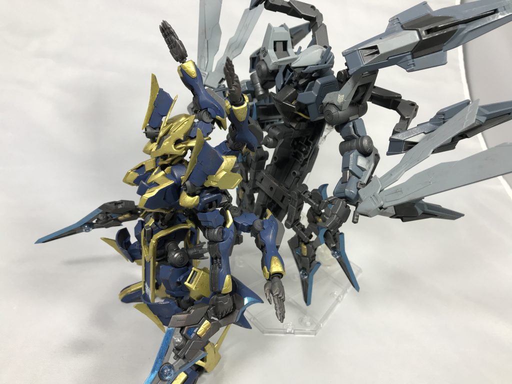 ## [合体機構]
鵲の真価は斑鳩との合体機構にある。
これにより、斑鳩に、その戦闘能力を維持したまま飛行能力を付与することを可能としている。