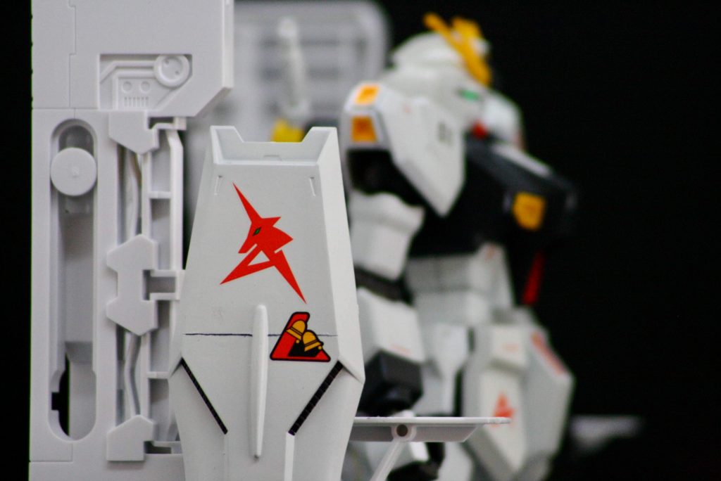 シールドにはユニコーンとロンド・ベルマーク