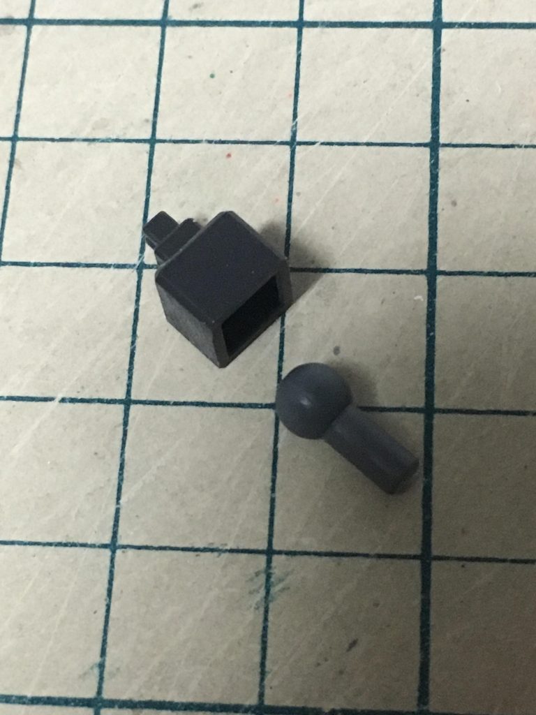 ジョイント部分は、RGスカイグラスパーのアクションベース用のジョイントとボールデンアームズの中サイズのボールジョイントを無改造で合わせただけです。