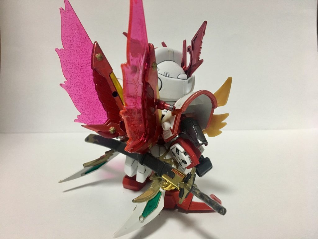 リアビュー。鞘は尻に接着しました。