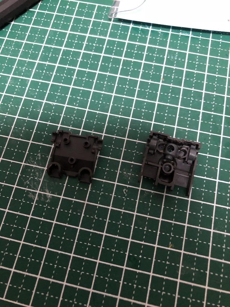 バックパックの改造だけど
中央に穴を開け、そこにポリキャップを埋めます。
そしたら背中に背負うことが可能になります。