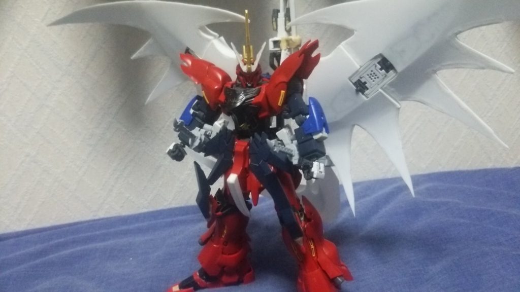 バックパックはデスサイズを参考にプラ板で作成
デスサイズのように前閉じることもできるようにするためにいい感じの幅だったMGのHi-νのファンネルを使用した