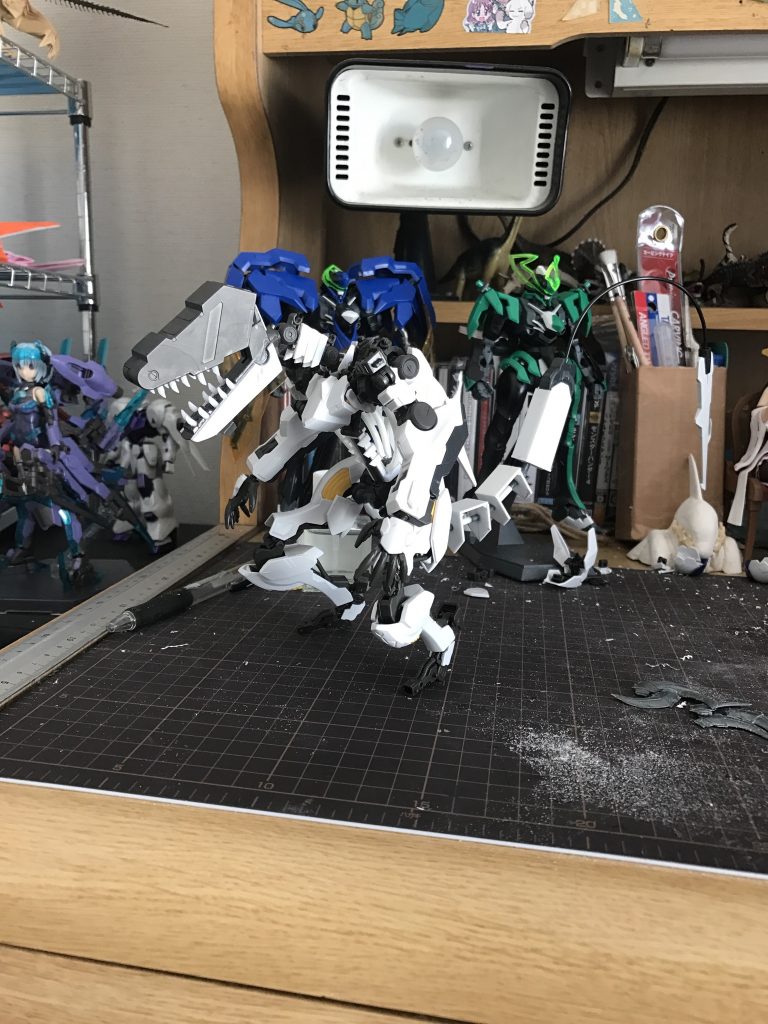 骨格となるフレームの配置から考えて作ってます
上の写真の時点で大まかな関節構造が決まっています