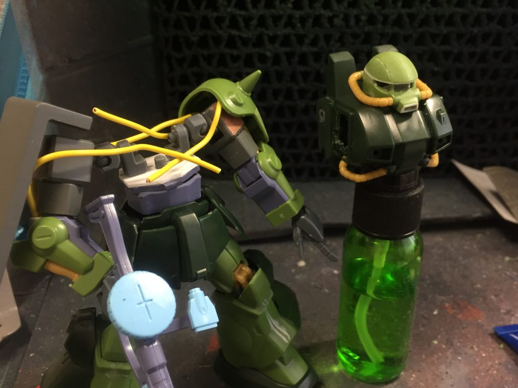 あとは個人的に思うハイザックの必須工作を施しました．
頭部:分割して再接着，目付きを鋭く…悪く．モノアイも下をくり抜いて基部を作り動くようにしました．携帯のデコレーションを使用．
肩部:hgucザクⅡを流用．関節は上記の通りになります．
腰:胴体に被さるところを分割してボルアム球体(中)を追加．表情がつきます．
手首はビルドナックル角，今はGBD版で再版されてますね(*´꒳`*)