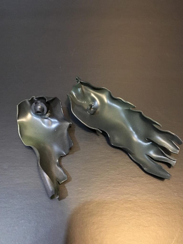 マントはボールジョイントである程度稼動します