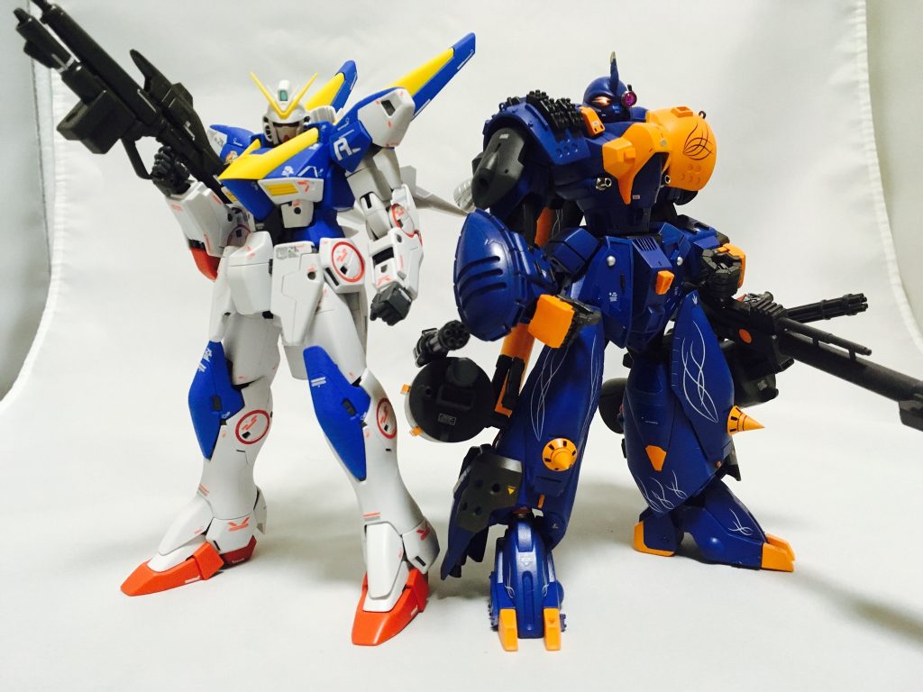 パチ組みMGV2と比較。ゾリディア自体は素組みだとMGV2より少し低い全高だが、V2と並べて同じくらいにしたく腰部は延長してある。