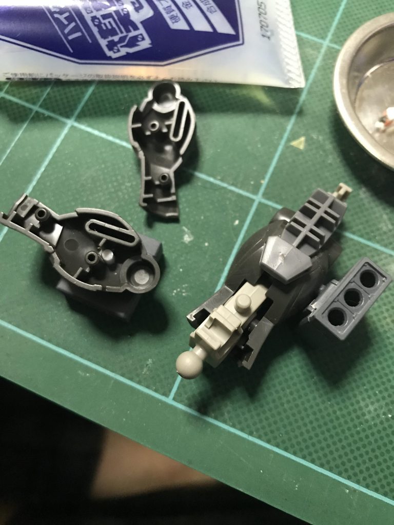 装甲に穴開けてプラ棒で固定