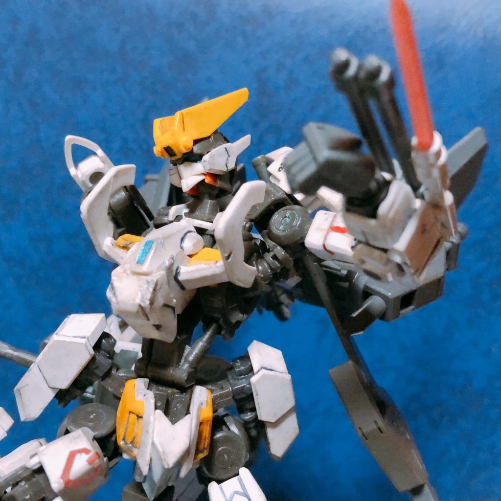 右腕に一本、左腕に二本、スタンロッドを装備。本来はモビルアーマーに電撃を送り込み、AIにダメージを与える武装として開発されたという設定。
また左腕にはヒートダガーも装備。極近距離での戦闘で、敵機の装甲の隙間などを狙う時などに用いられる。