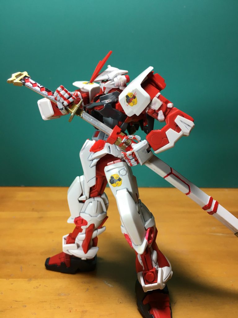 　ハンドパーツにはイエローサブマリンの「極め手ハンド1/144　角・グレイ」を使用。握り拳と、可動指を使用しガーベラ・ストレート抜刀ポーズ用をそれぞれ作りました。抜刀ポーズは「フルメタル・パニック！アナザー」のブレイズ・レイヴンのデザイン画をリスペクトしました。

　可動指はRGキットのようにシステムインジェクションらしき成型がされており、付け根を含む各指3か所、そして手首の可動が出来ます。ただし動かし続けられるほどの保持力は無く、「ポーズが極まったところで接着剤を流して固定してください」という旨が書かれています。