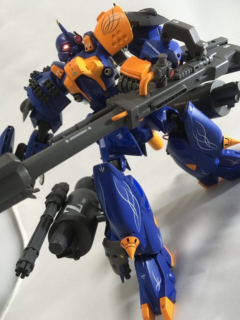 頭部にはLEDを搭載。カメラアイのラインを0.1mmのタガネで少しずつ掘っていった。