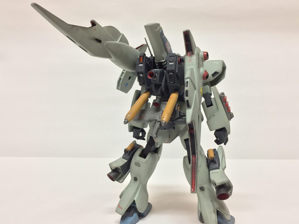 後ろから。ツインテールユニットは中央を切断、スペースを作り推進器やセンサーポッドなどを追加。ついでにプロペラントタンクもつけてみました。足のハードポイントにはより高機動機っぽくなるよう、ブースターを付けています。
少し見にくいかもしれませんが、腰にライフルをマウントできるよう、ハードポイントを追加しています。