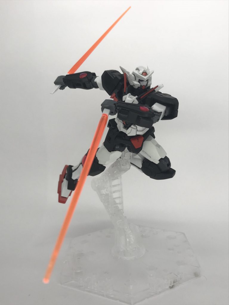 擬似太陽炉搭載機という設定なので、ビームサーベルはオレンジです。ちょっと異質な感じを出したくて、逆手持ちにしてます(笑)