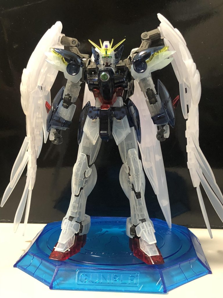 正面から。本体白と翼の白の違いに注目してほしいです。