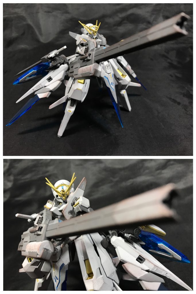 ## [試作型魔導複合式レールキャノン]
ルントによって改造された改造魔導砲。
雷の魔法を用いて弾体を加速、射出する大型魔導砲をベースに、魔導工学、科学技術を複合的に用いた改良が行われており、射出速度の向上、それに伴う初速、貫通力の向上を実現している。

シルフレイが持つ武装の中では最も射程が長い武器であるが、依然試作的な意味合いが強い兵器であり、動力源としては雷の力が込められた人工魔石が用いられている。
そのため天然の上級魔石のように待機中の魔素から魔力をリチャージすることはできず、決して安くはない人工魔石を使い捨てるという運用コストのかさむ装備に仕上がってしまった。