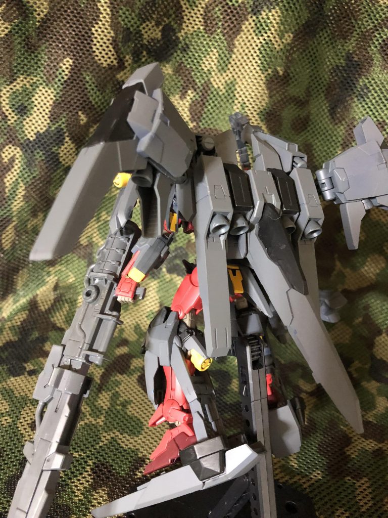 ライトニングバックウェポンです
GP01FB的なバックパック好きです

地味にブースター基部の可動軸を1つ増やして表情をつけやすくしてみました


あんまし変わんなかったですが(;^_^A