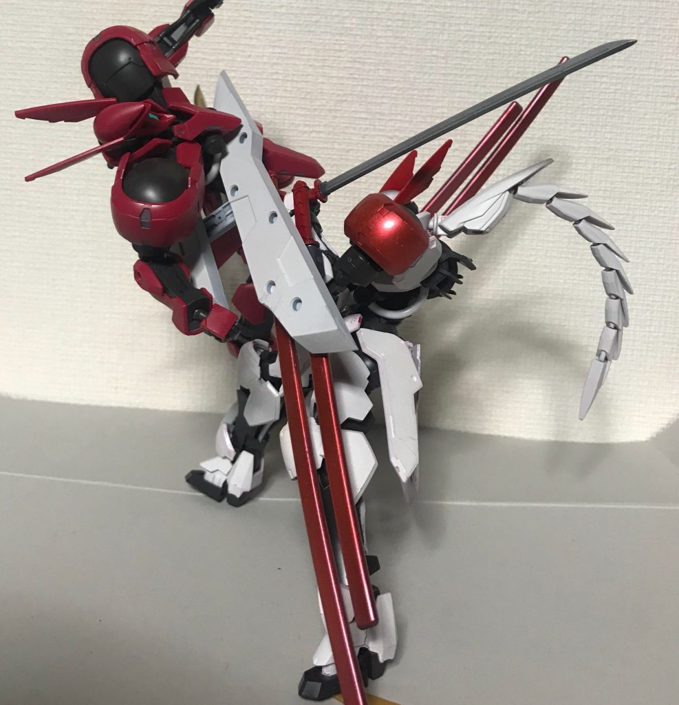 シールドは前にせり出す為、ハサミのように使用したり、打突に利用することも。