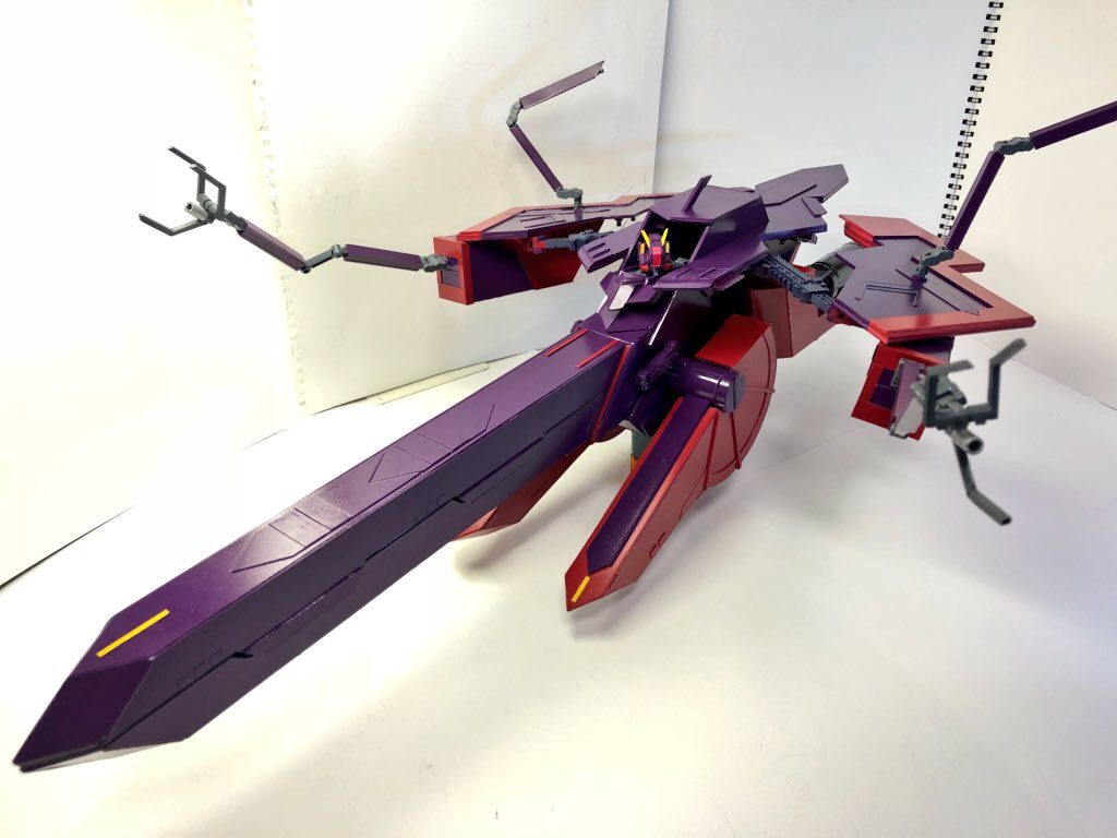 戦闘モードです。
羽パーツを両方展開し、主砲が下にスライドします。本体の中からヘッドパーツが出てくるギミックです。
アームは羽、コンテナに差し替えで再現しています。