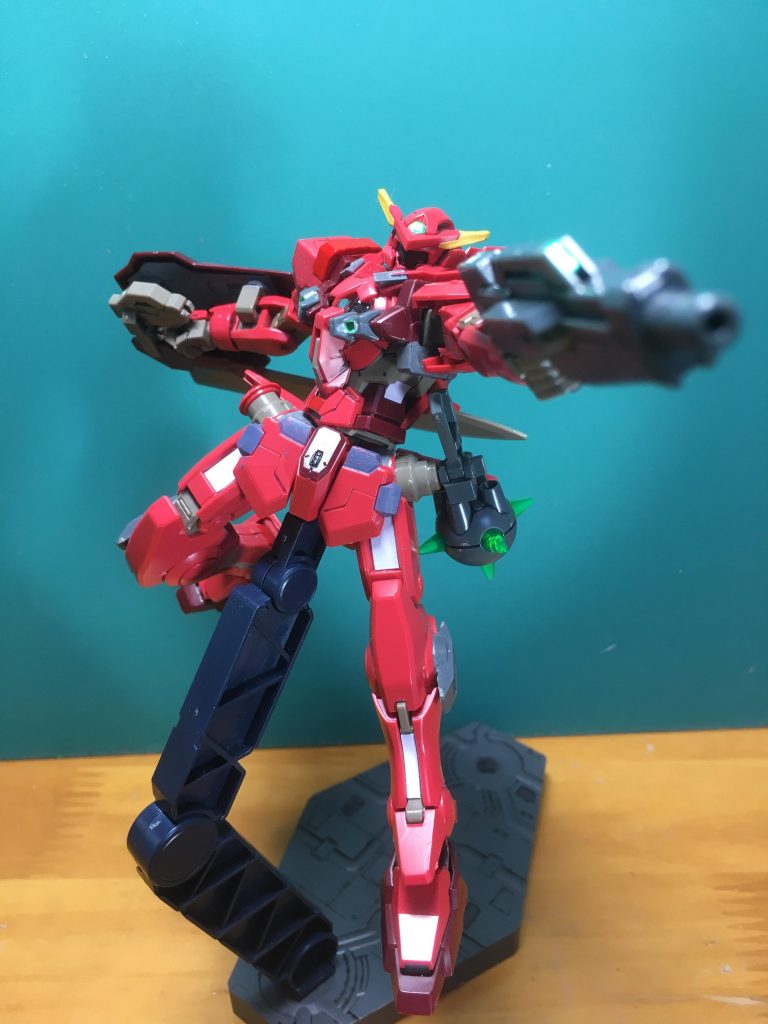 エクシアのバリエーションキットなので、エクシアの武器類は一通りそろっています。実際、付属する武器の中にフェレシュテ離脱後にフォンがCBや連邦軍の施設で回収(という名の強奪)したものがあるので、その際にエクシアの装備を持ちだしていてもおかしくないよね、ということで違和感はやや薄れるかも。