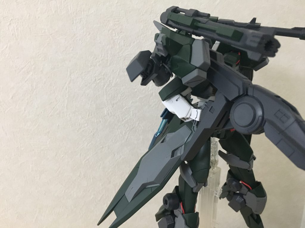 GNメガランチャーを保持する右側は特に死角となりやすいため実弾兵器やミサイルなどの迎撃のためにマシンガンが右肩に装備されている