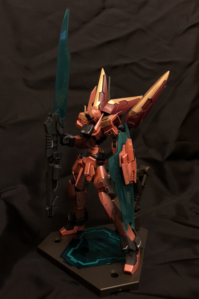 手持ち武装のアルティメットザンバスター(ネーミングセンス皆無)。戦闘時にレコードブレイカーが装備していた、フリントの改良型ザンバスターをさらに改良し、専用装備にしたもの。
ミノフスキードライブの高出力を利用し、さらにサーベルの粒子加速を速く、そして、さらにライフル時の弾の威力もあがっている。ライフルの出力は調整可能で、ヴェスバーと同様の運用もできる。ザンバスターのように分離はせず、フェダーインライフルと同様に、前後を入れ替えて持つ事によって、モードの切り替えが行われる。
左腕には、ビームシールドが装備されている。シールドの真ん中にあるダクトで、敵のビームをアブソーブシールドよろしく吸収できる。