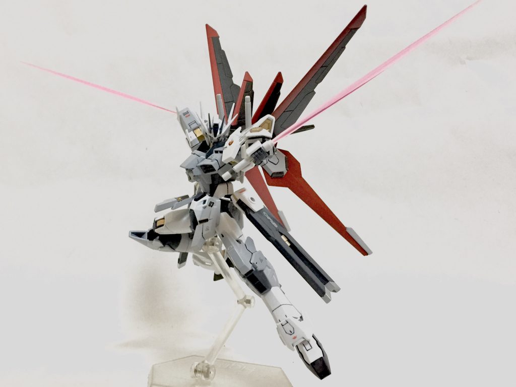 　ちなみに、設計元がストライクのため一部のストライカーパックに対応する他、マルチパックシステムによりシルエットも装備可能。(ただし本機のウイングユニットはストライカーパック式ではないので、出撃前にストライカーもしくはシルエット対応のアタッチメントを接続する必要がある。)CE72～CE73時点ではこちらの運用方法がメインで検討されていた。 【製作編】