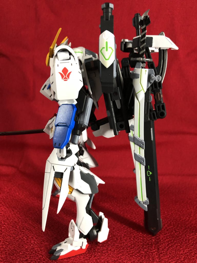 バックパックに武器を全部マウントしてます。