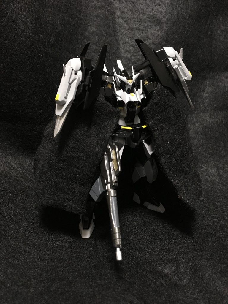 「対電子戦用ステルスマント」を装備。暗所における低視認性にもつながる装備として設定しました。