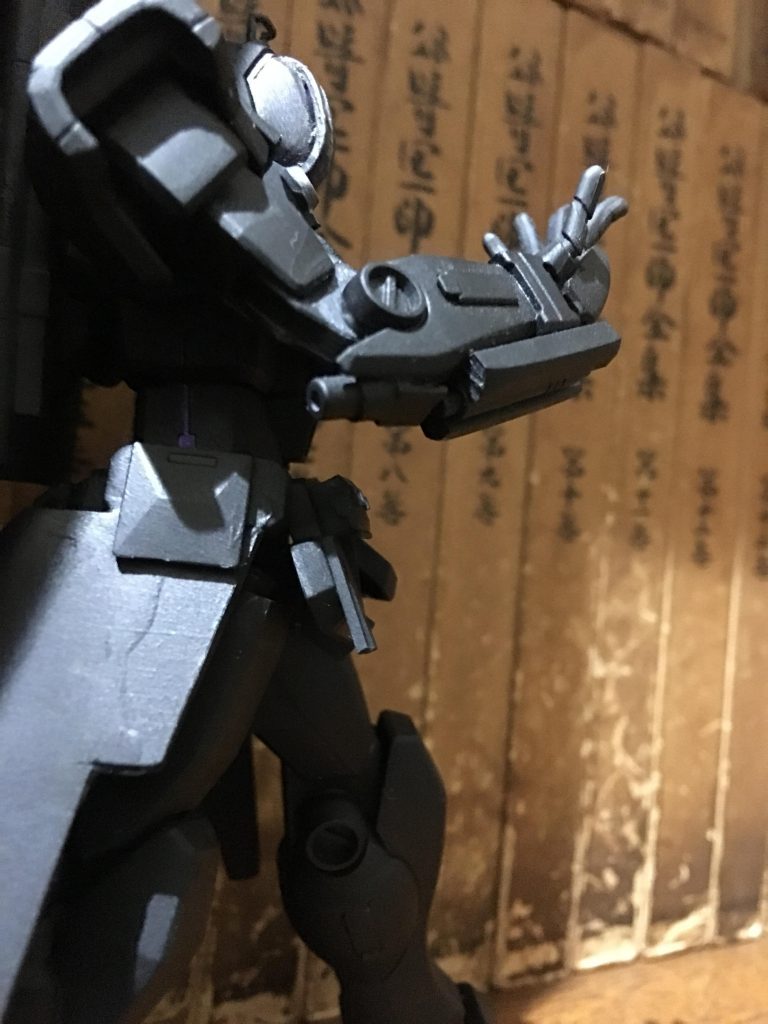 腕部一体型マルチウェポン
ビームガンと短刀型ビームサーベル