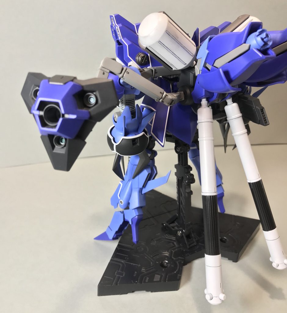 バックパックに有線式シールド・ユニットを装備。アームで稼働します。