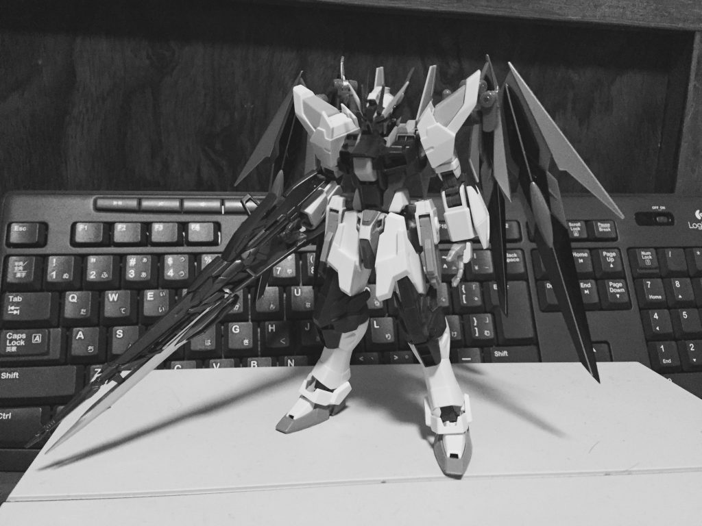 そしてバランスを調整して、最終的に今の形になりました。この画像の状態からも変更がありますが...ウィングユニットはスクラッチできなかったので、ロボ魂の焔龍號から来てます笑 