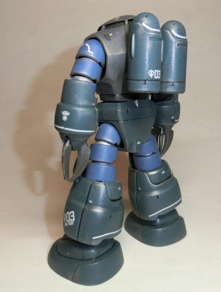 胴体の水色が明るすぎに感じたので、缶スプレーで色を変更。