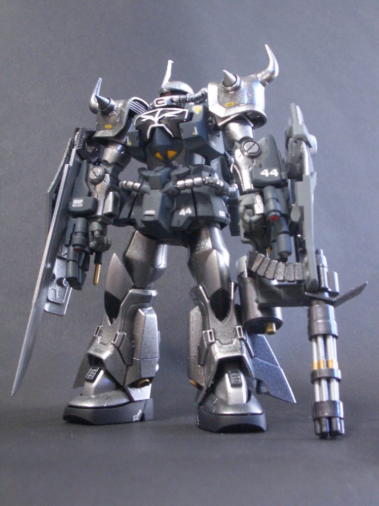 正面。ベースはグフカスとR35のミキシングです。塗装はエアブラシ無いのでほぼスプレー缶にて。