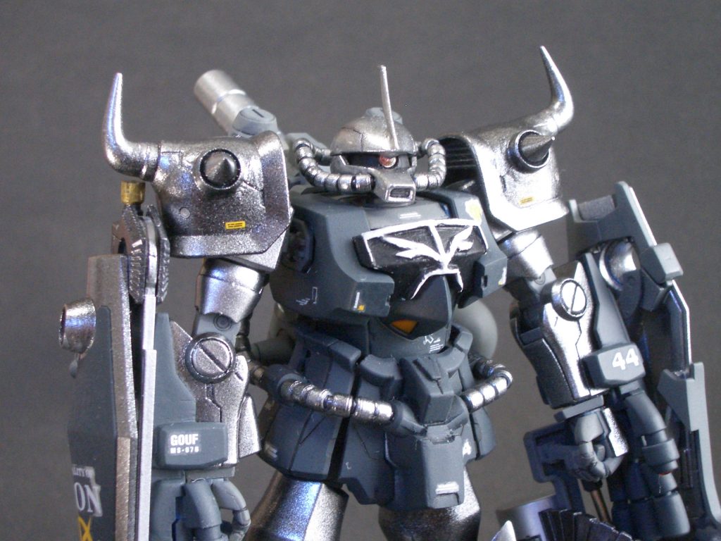 モノアイはHアイズ、動力パイプもビルドパーツに置き換え。