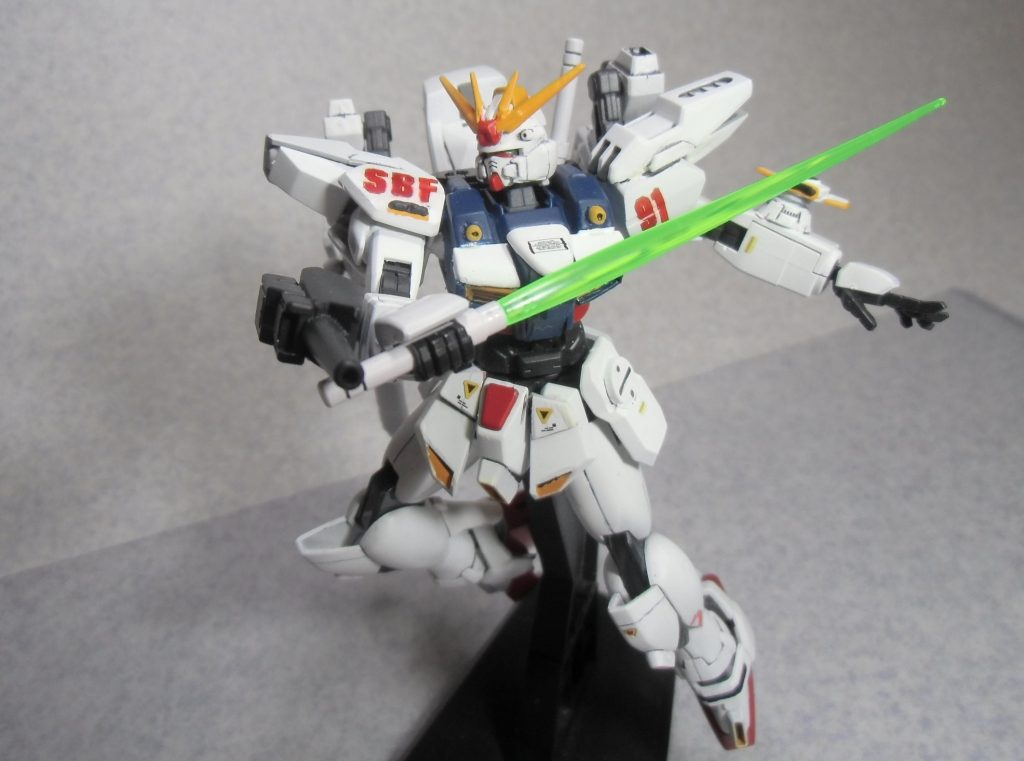 サーベルはスターバーニングガンダムのものをそのまま使用。
右腕にはビームスプレーガン、胸部にメガマシンキャノンを装備しています。