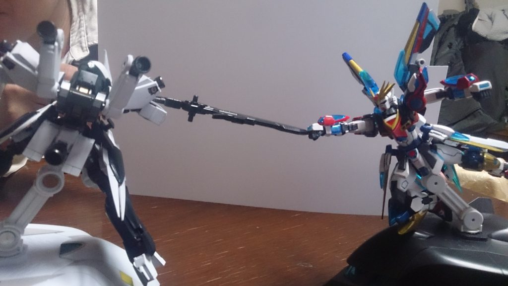 リア友2人はガンダムバエルと、グレイズの改造機でした。結論だけ言うと、*負けました。*

バエルは落とせたものの、グレイズの改造機にやられました。バエルを落とした隙を突かれ、側面からの攻撃に耐えきれず、ハシュマルが落ちたんです。

仕方ないので、大人しく製作途中のガンプラで戦いました。めちゃくちゃ楽しかったです。


というか、2人共空気読んで鉄血ガンプラに変えてきました。優しい。