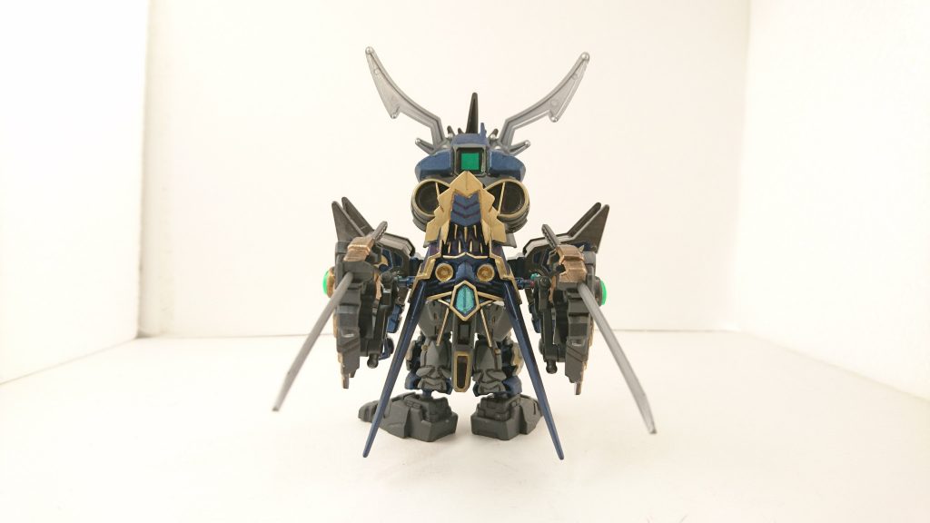 ・逆吊顋
背面を守る鎧。
サブアームに天宮刀を担架している。