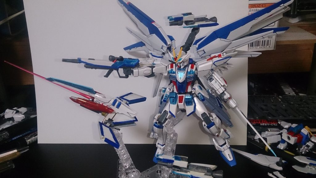 そして、今回の形態に至った一番の理由。ヴァルキリーウェポンの上に3mmの穴が余ってたので、なんとなくトンファーを付けてみたら『あれ?これジャスティスのフォトォムじゃね?』となったんです。
案の定、刃を展開してビームサーベルつけたら、ジャスティスになりました。ヴァルキリーウェポンを製作してから三年越しの、意外な発見でした。
いつになるか分かりませんが、先ほど話した特殊システムを発動させたアストライアフリーダムを投稿したいと思います。もし見かけたら、温かい目で見てください。