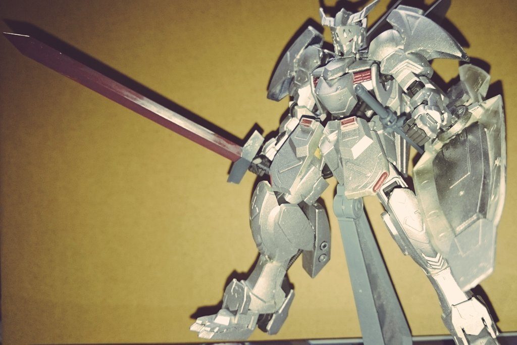 設定　対ＭＡ用騎士ﾀｲﾌﾟガンダムフレーム　ヒートソードと大型シールドを装備したバランスタイプ