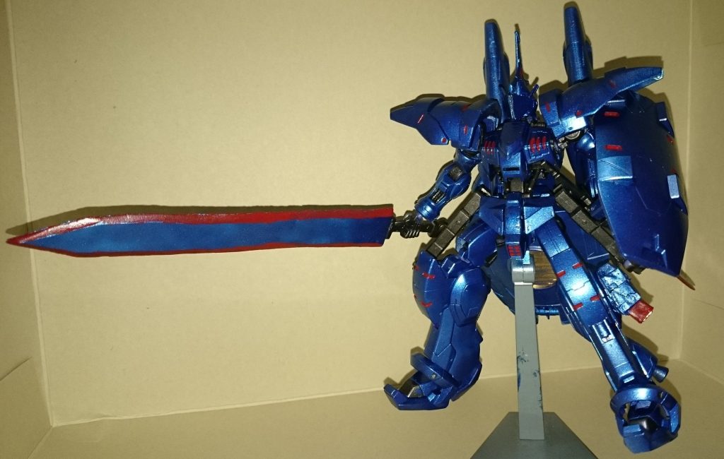 設定
騎士系ガンダムフレームの1機　ヒートバスタードソード（メイン）・ヒートロングソード（腰）・エクスキューショナーズソード（盾裏）の3本を装備　増設のブースターと脚部スラスターで機動力も向上